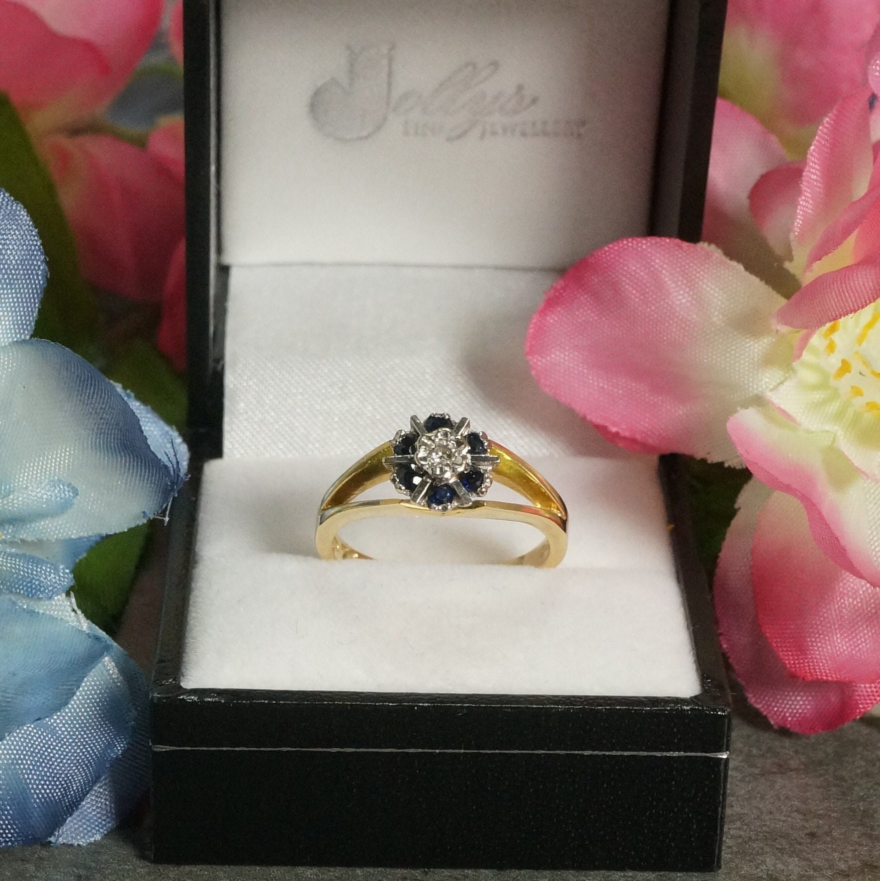 Vintage Saphir & Diamant 18Carat Gelbgold Daisy Cluster Ring, Cocktail Edelstein Mode Ring von JollysJewellers