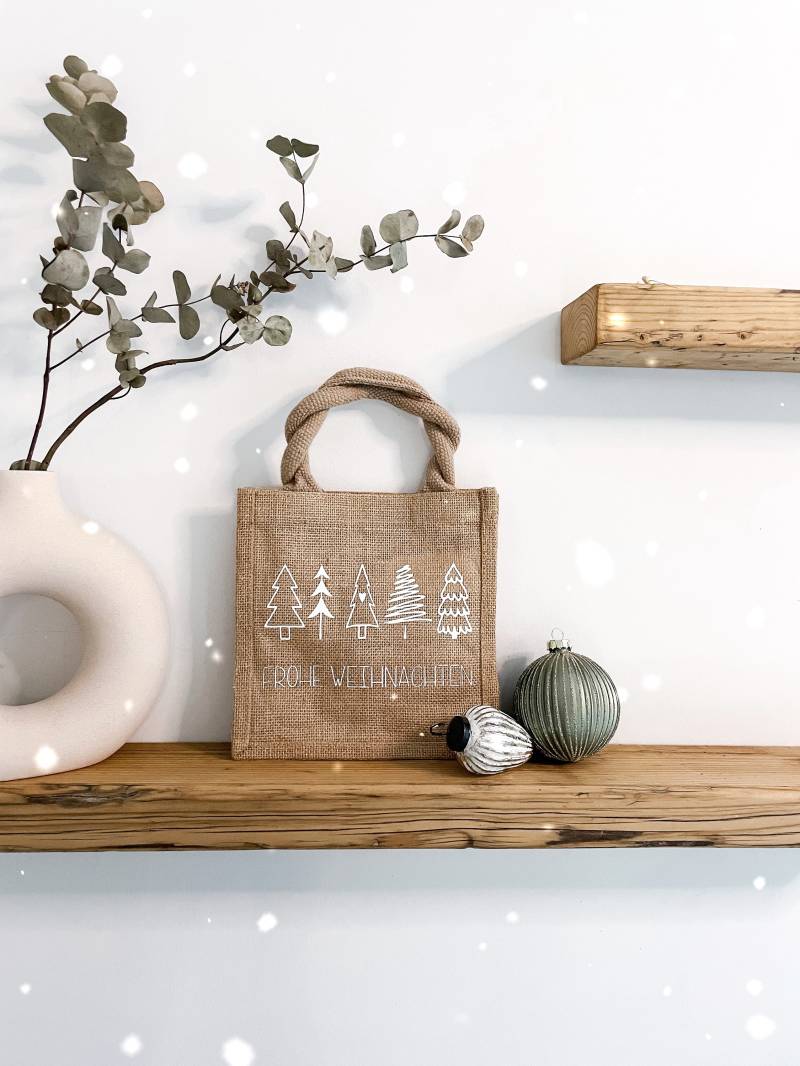 Jutebeutel | Frohe Weihnachten Jutetasche Mit Der Aufschrift Sackleinen Geschenk Tannenbäume Jutebeutel | Frohe Weihnachten Jutetasche Mit Der Aufschrift Sackleinen Geschenk Tannenbäume von JomihUnique