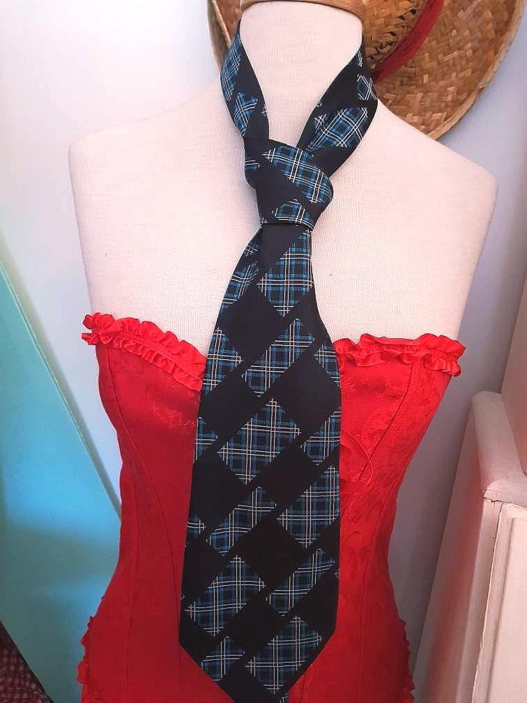 Charles Of London, Vintage Krawatte. 1950Er Jahre Schwarz-Blau-Weißes Muster Charles Of London, Vintage Krawatte. 1950Er Jahre Schwarz-Blau-Weißes Muster von JonHenrysCurios