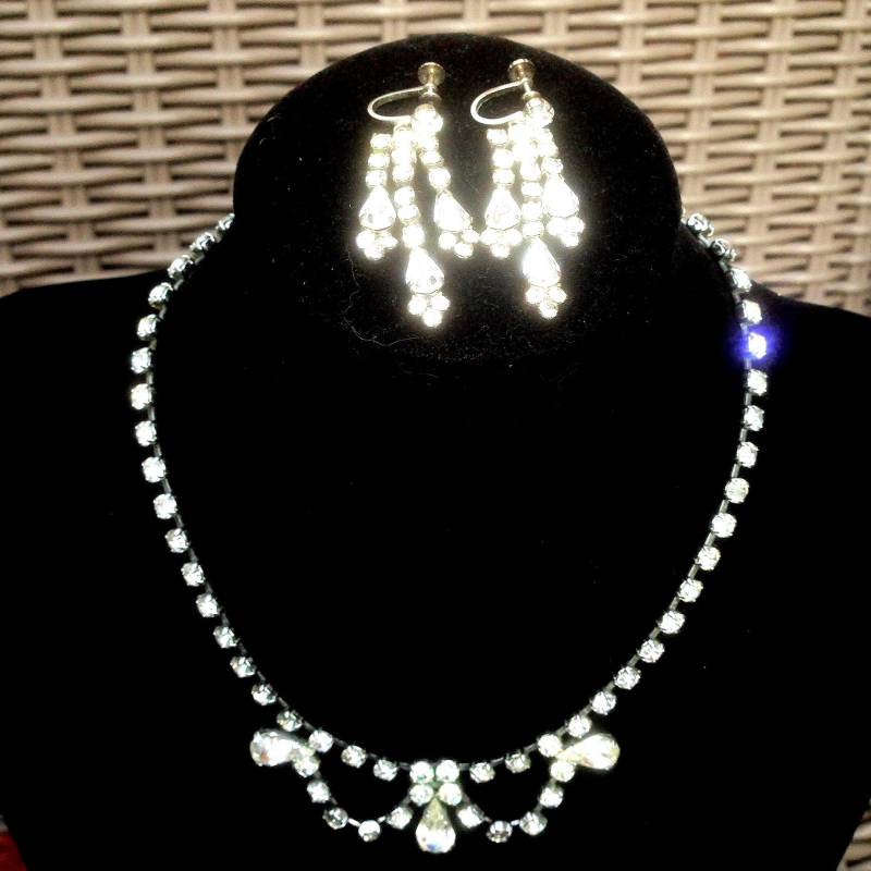 Oh Mein Wort, Was Für Herrliche Funkelt. Zauberhafte Vintage Halskette Und Ohrringe Mit Diamanten. Perfekter Bester Freund Oh Mein Wort, Was Für Herrliche Funkelt. Zauberhafte Vintage Halskette Und Ohrringe Mit Diamanten. Perfekter Bester Freund von JonHenrysCurios