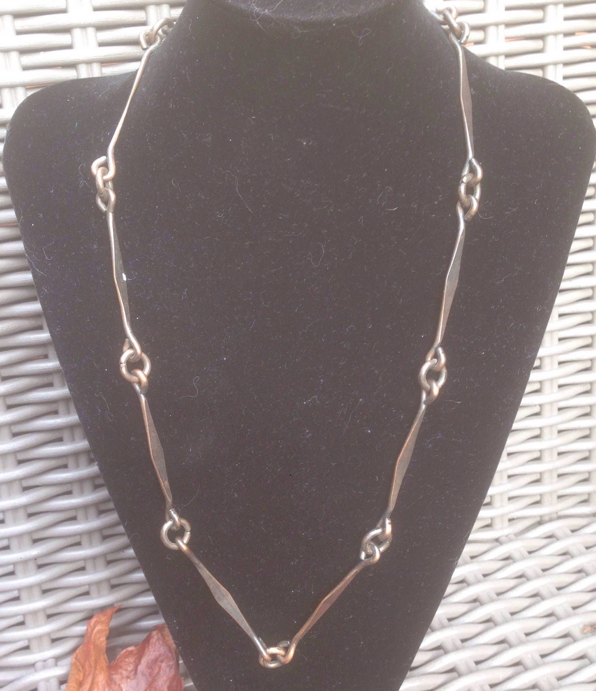 Vintage Handgefertigte Metall Gehämmert Halskette Vintage Handgefertigte Metall Gehämmert Halskette von JonHenrysCurios