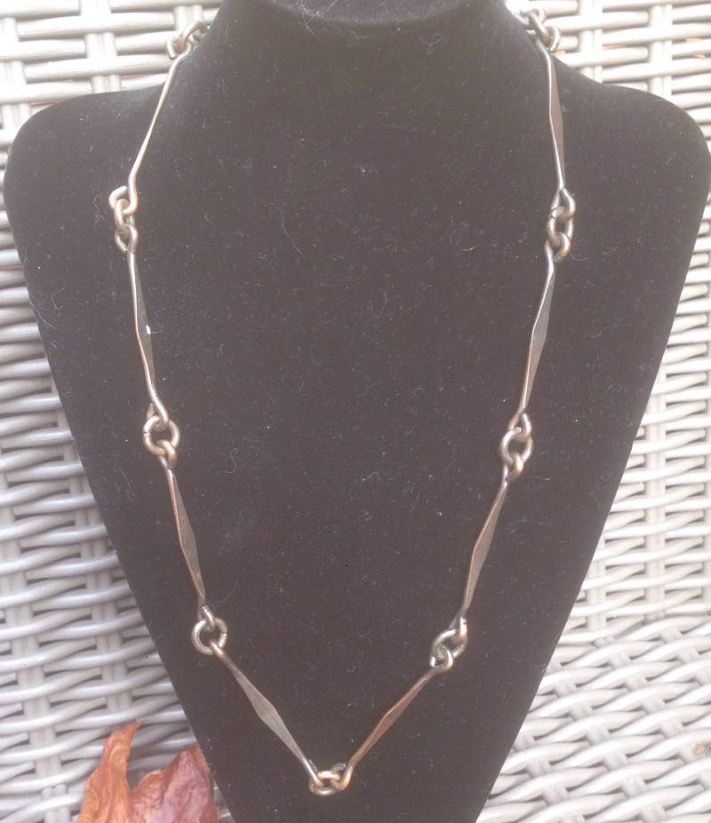 Vintage Handgefertigte Metall Gehämmert Halskette Vintage Handgefertigte Metall Gehämmert Halskette von JonHenrysCurios