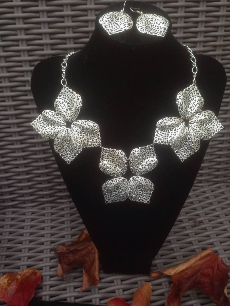 Wunderschöne Filigrane Vintage-Stil Blatt Halskette Und Ohrringe Ein Echtes Statement-Stück Wird Mit Allem Passen Wunderschöne Filigrane Vintage-Stil Blatt Halskette Und Ohrringe Ein Echtes Statement-Stück Wird Mit Allem Passen von JonHenrysCurios