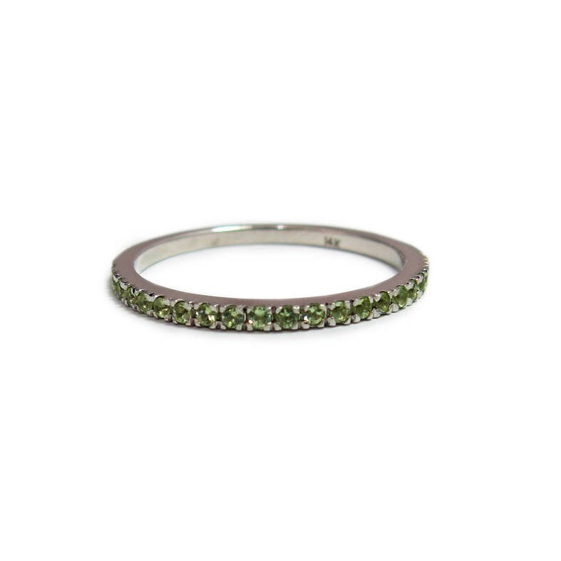 Edelstein-Hochzeitsring, Gold Ewigkeit Ring, Jubiläumsband, Grüner Stein Peridot Halbe August Band von JonJonJewel