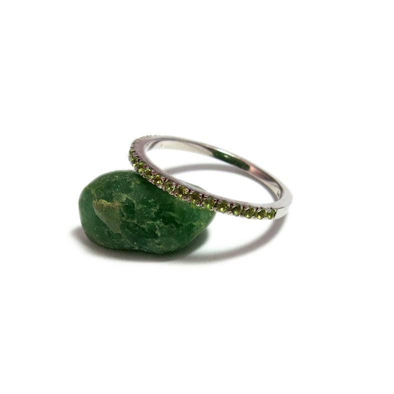 Stapelbare Ewigkeit Ring, Birthstone Stapelbar Edelstein-Ring, Weißgold Ehering, Peridot August Stapelring von JonJonJewel
