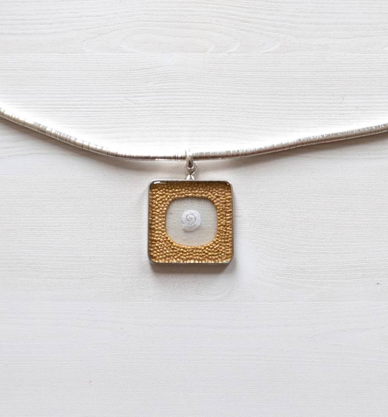Sterling Silber Stickerei Anhänger Handgemachter Seidenschmuck Sterling Silber Stickerei Anhänger Handgemachter Seidenschmuck von JonVai