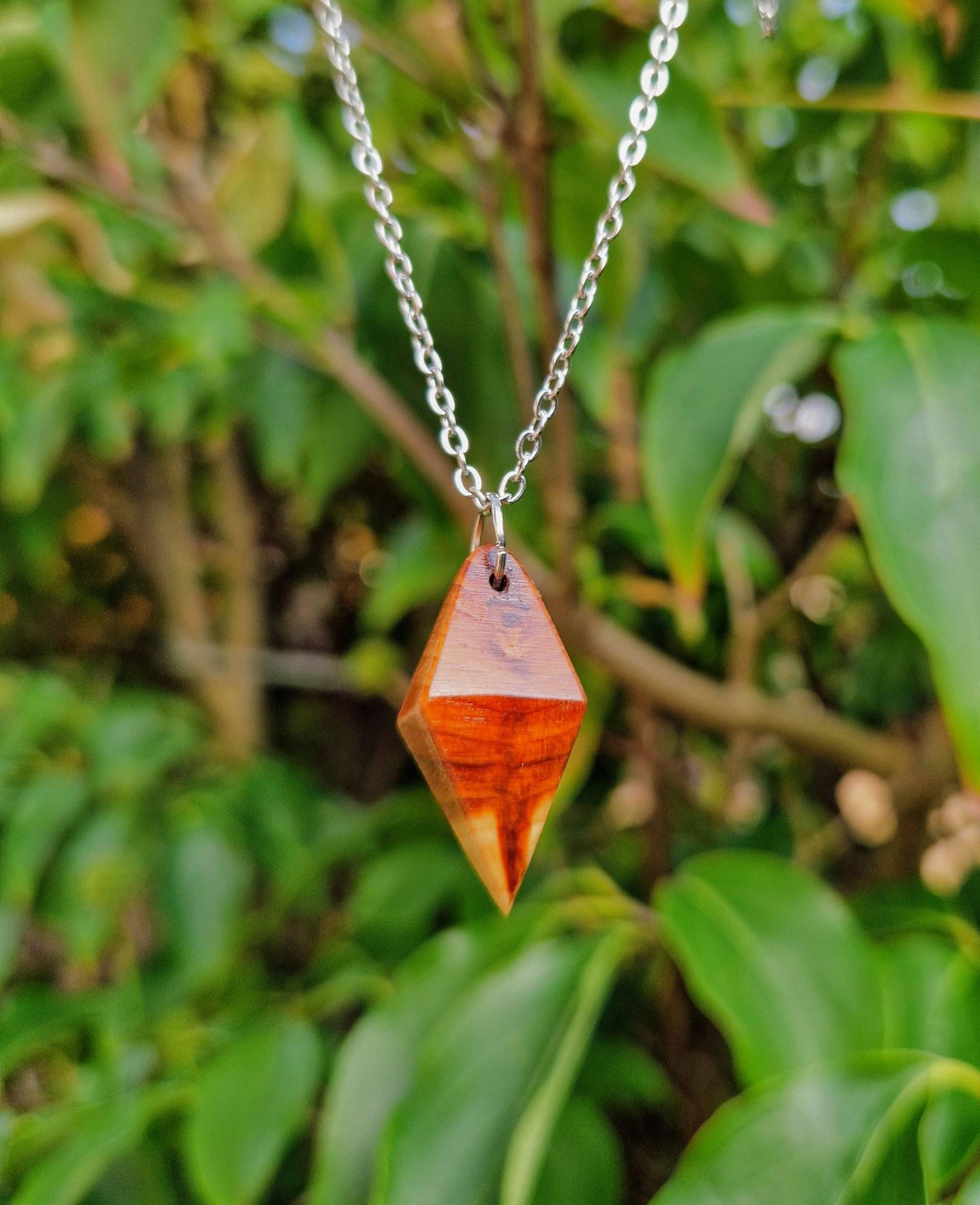 Eibenholzanhänger, Holzhalskette, Halskette, Holzanhänger, Holzschmuck, Holz, Naturmaterialien, Handarbeit, Eibenholz, Anhänger, Rautenform von JonaGoldHolzkunst