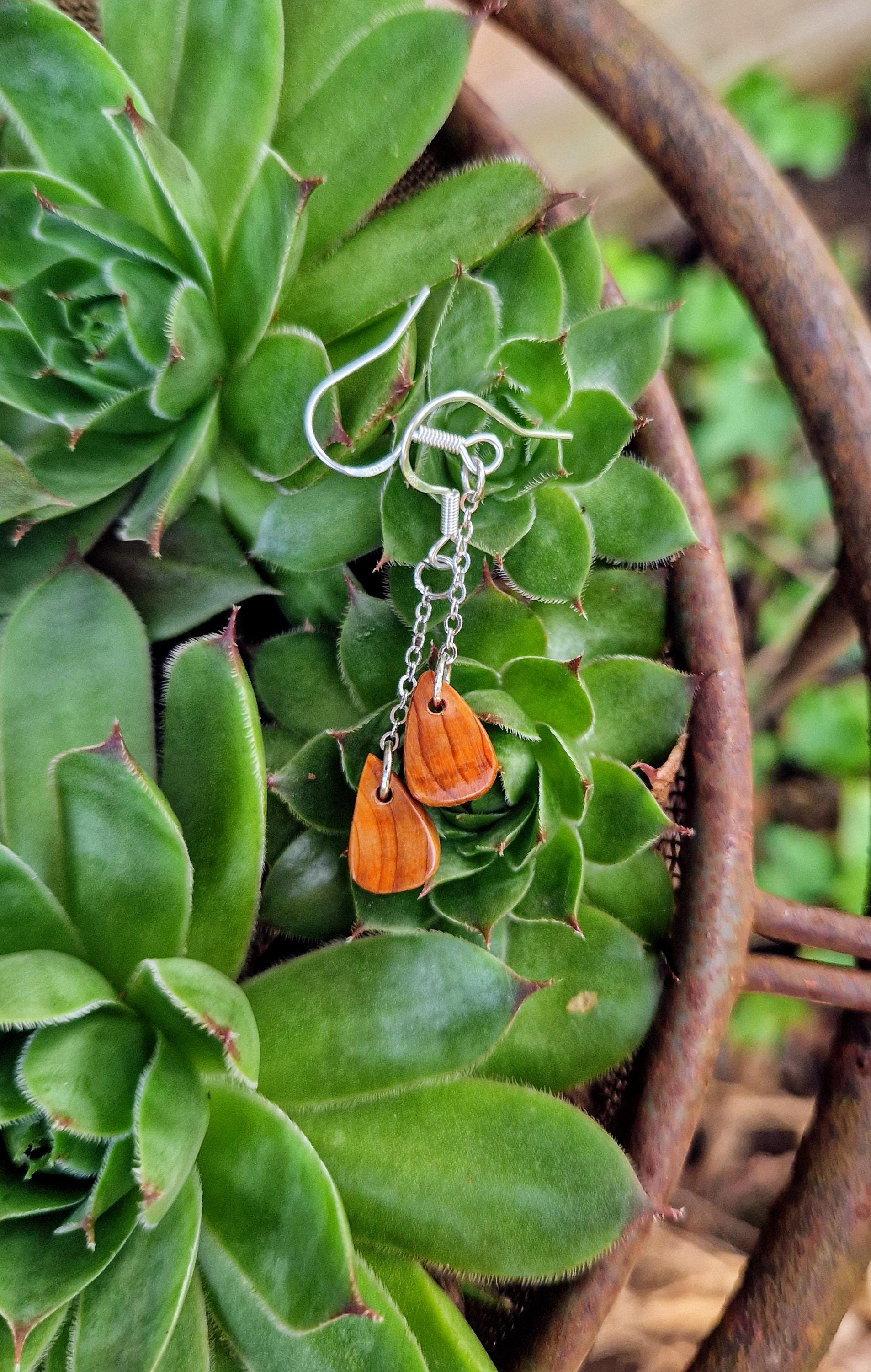 Ohrringe, Holzohrring, Holzschmuck, Holz, Naturmaterialien, Handarbeit, Eibenholz, Anhänger, Geschenk, Kettenanhänger von JonaGoldHolzkunst