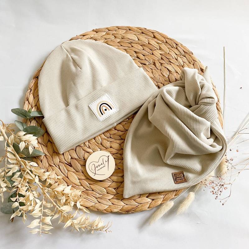 Hipster Beanie/Mütze/ Dreieckstuch/ Beige/ Mit Liebe Genähte Und Personalisierte Für Kinder Regenbogen Patch von JoneliHandmade