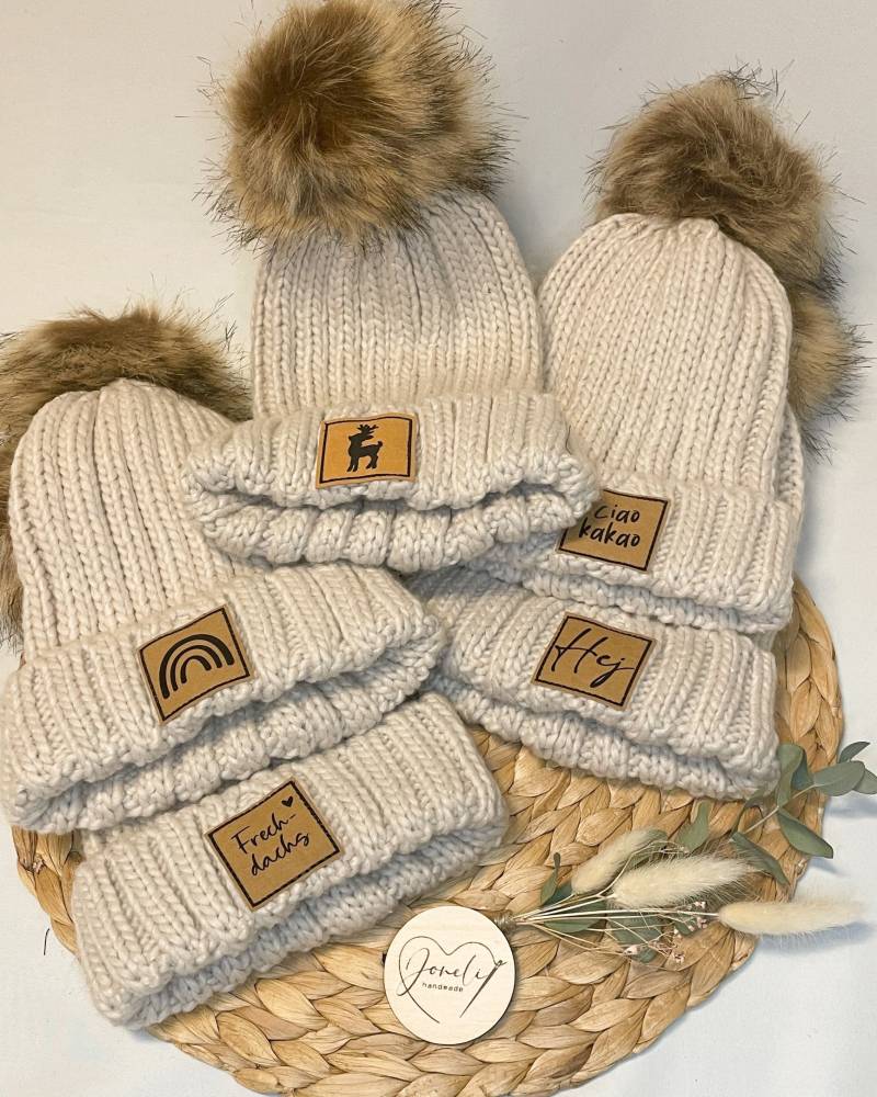 Kinder Mütze Mit Bommel Beige, Wintermütze Personalisierbarer Patch Aus Snappapp von JoneliHandmade