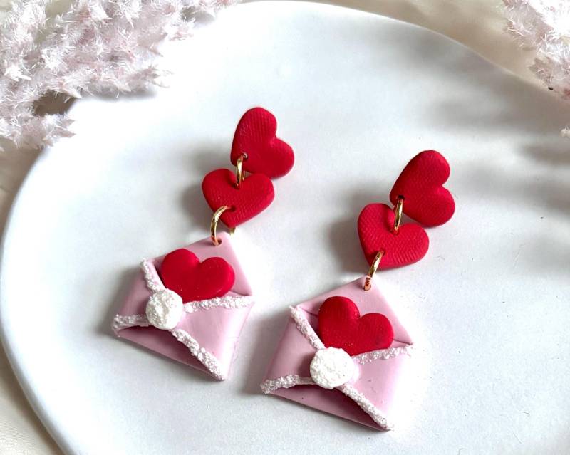 Fimo Ohrringe Liebesbrief - Rosa Love Letter Earrings Handmade Polymer Clay Herz Valentinstag Geschenk Für Sie von Jonellaa