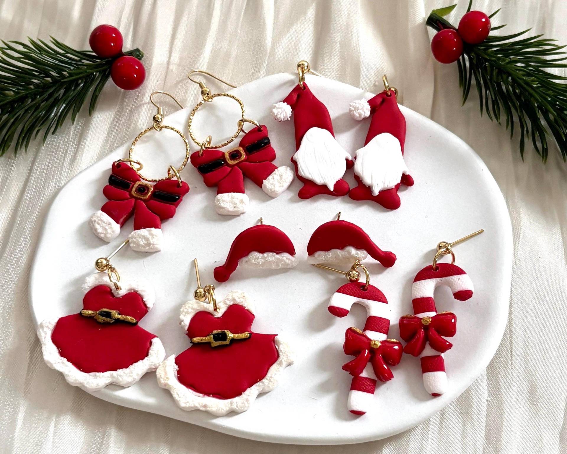 Leichte, Handgemachte Fimo-Weihnachtsohrringe Mit 24K-Vergoldeten Edelstahlpfosten - Perfekt Als Geschenk Oder Für Dein Festliches Weihnacht Leichte, Handgemachte Fimo-Weihnachtsohrringe Mit 24K-Vergoldeten Edelstahlpfosten - Perfekt Als Geschenk Oder Für Dein Festliches Weihnacht von Jonellaa