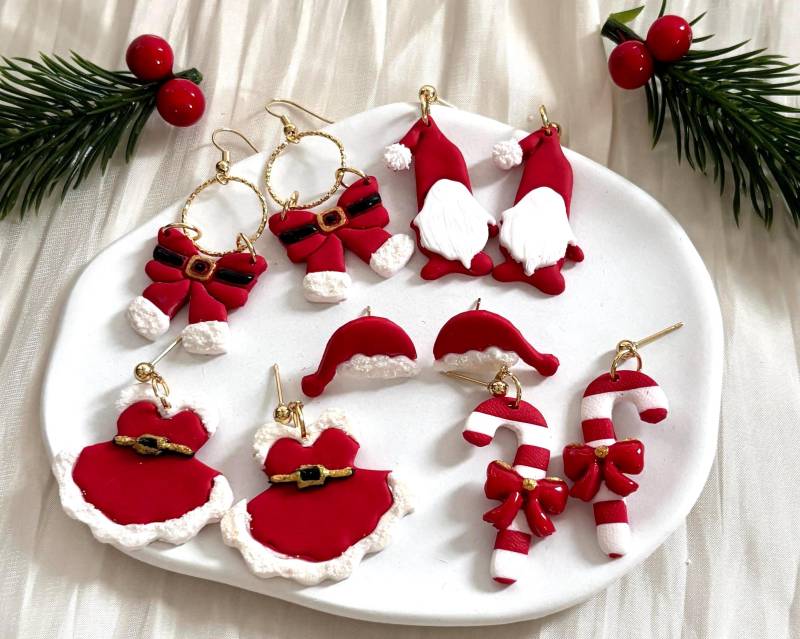 Leichte, Handgemachte Fimo-Weihnachtsohrringe Mit 24K-Vergoldeten Edelstahlpfosten - Perfekt Als Geschenk Oder Für Dein Festliches Weihnacht Leichte, Handgemachte Fimo-Weihnachtsohrringe Mit 24K-Vergoldeten Edelstahlpfosten - Perfekt Als Geschenk Oder Für Dein Festliches Weihnacht von Jonellaa