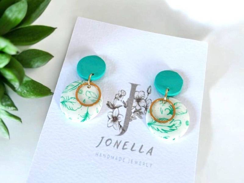 Ohrringe Mit Feder Muster | Frühlings Polymer Clay 18K Vergoldet Pastellgrün Lime Cream Fimo von Jonellaa