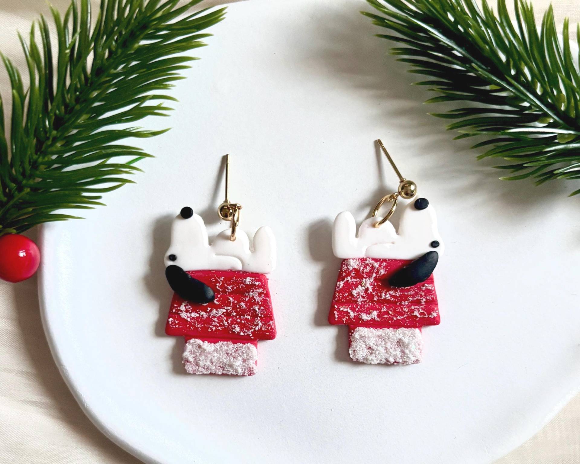Weihnachts Fimo Ohrringe - Süßer Winterhund Auf Rotem Häuschen Handmade Polymer Clay Earrings Geschenk Für Weihnachten von Jonellaa