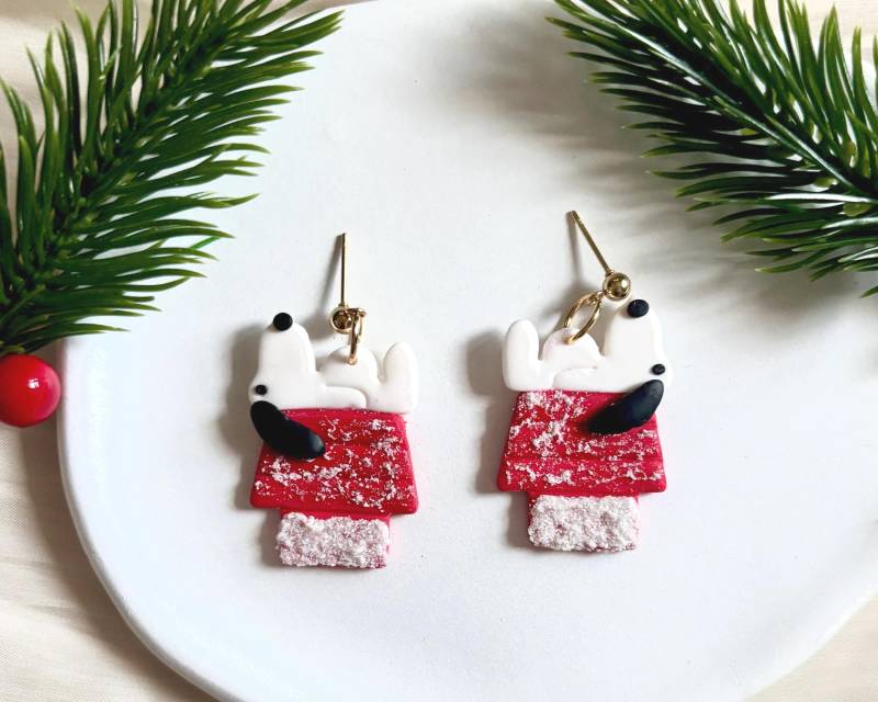 Weihnachts Fimo Ohrringe - Süßer Winterhund Auf Rotem Häuschen Handmade Polymer Clay Earrings Geschenk Für Weihnachten von Jonellaa