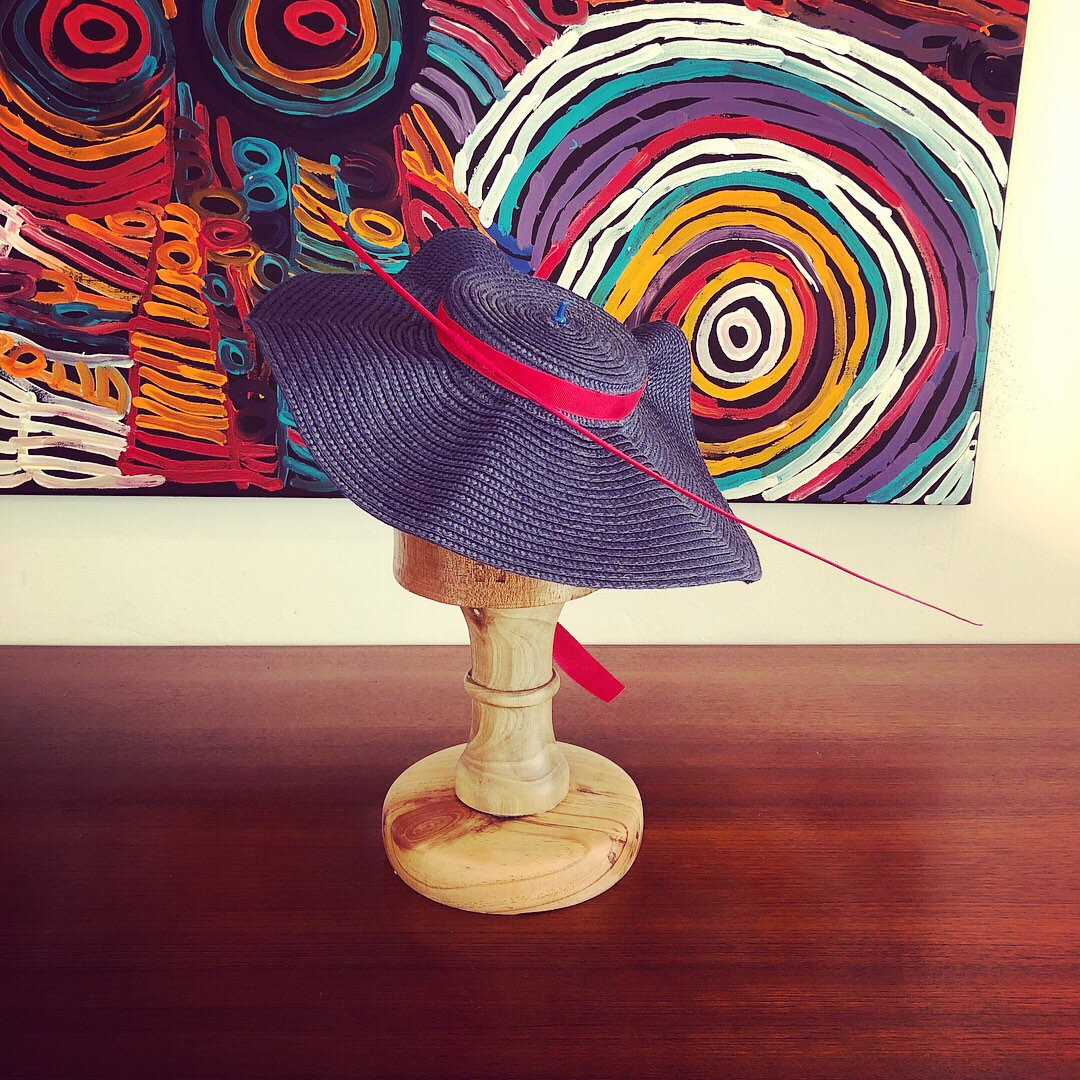 Wunderschöne Blaue Und Rote Hut. Perfekt Für Das Rennen, Eine Hochzeit Oder Einen Besonderen Anlass Wunderschöne Blaue Und Rote Hut. Perfekt Für Das Rennen, Eine Hochzeit Oder Einen Besonderen Anlass von JonesTheHatter