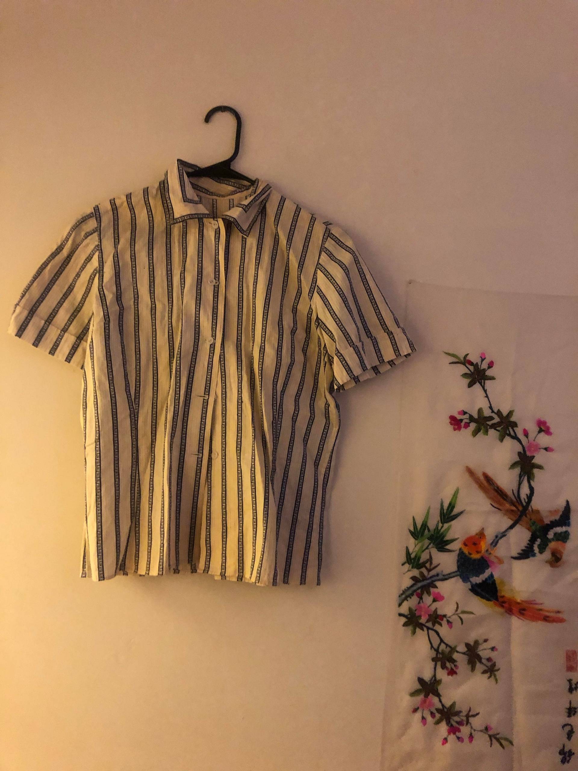 90Er Jahre Gelbes Hemd, Gelb Gestreiftes Shirt Vintage Frau Sommer Gr. M 90Er Jahre Gelbes Hemd, Gelb Gestreiftes Shirt Vintage Frau Sommer Gr. M von JonesThrifting