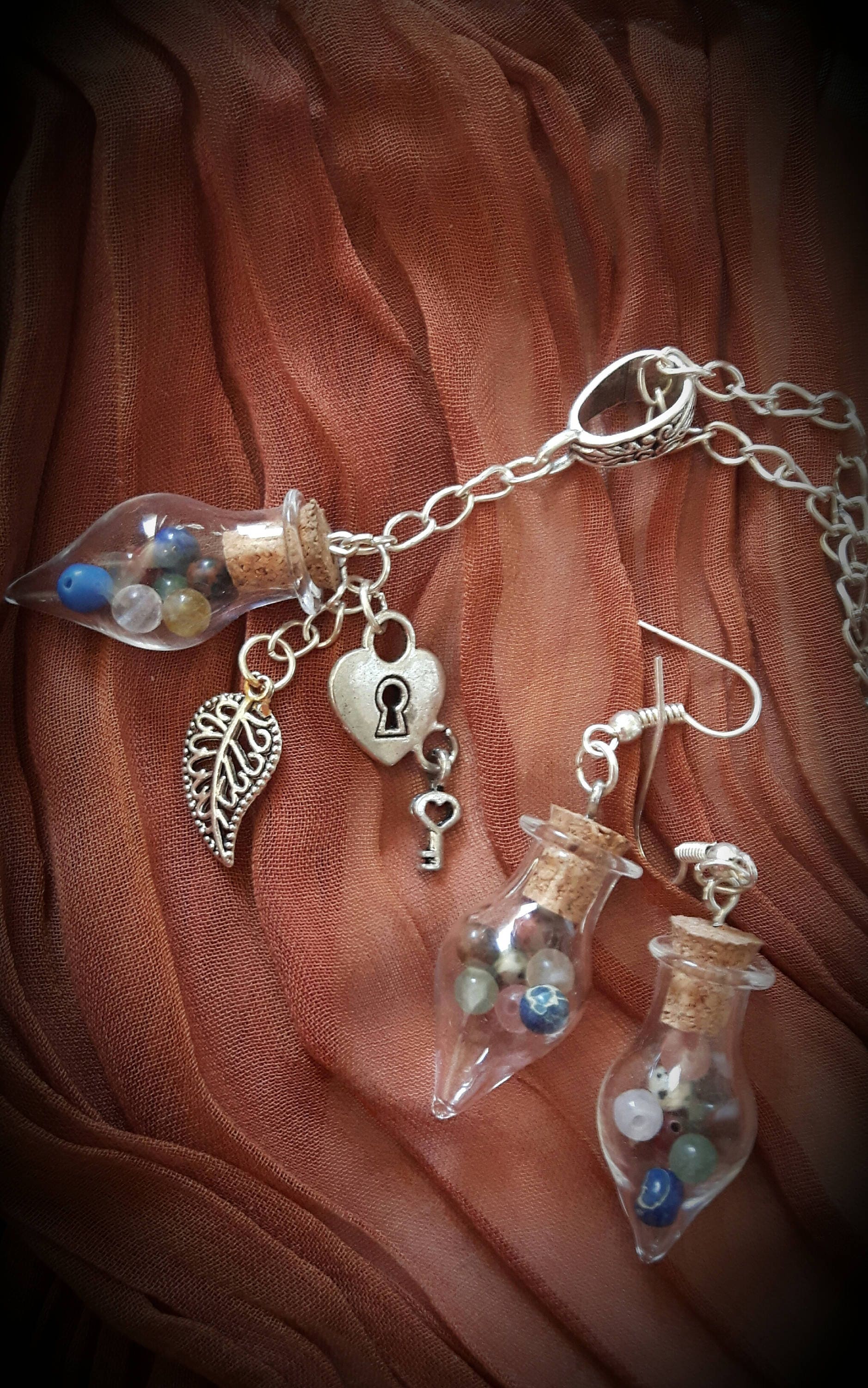 Miniatur-Glas-Flasche-Anhänger Und Ohrringe Mit Edelsteinen Miniatur-Glas-Flasche-Anhänger Und Ohrringe Mit Edelsteinen von JonnasMagicalRealms