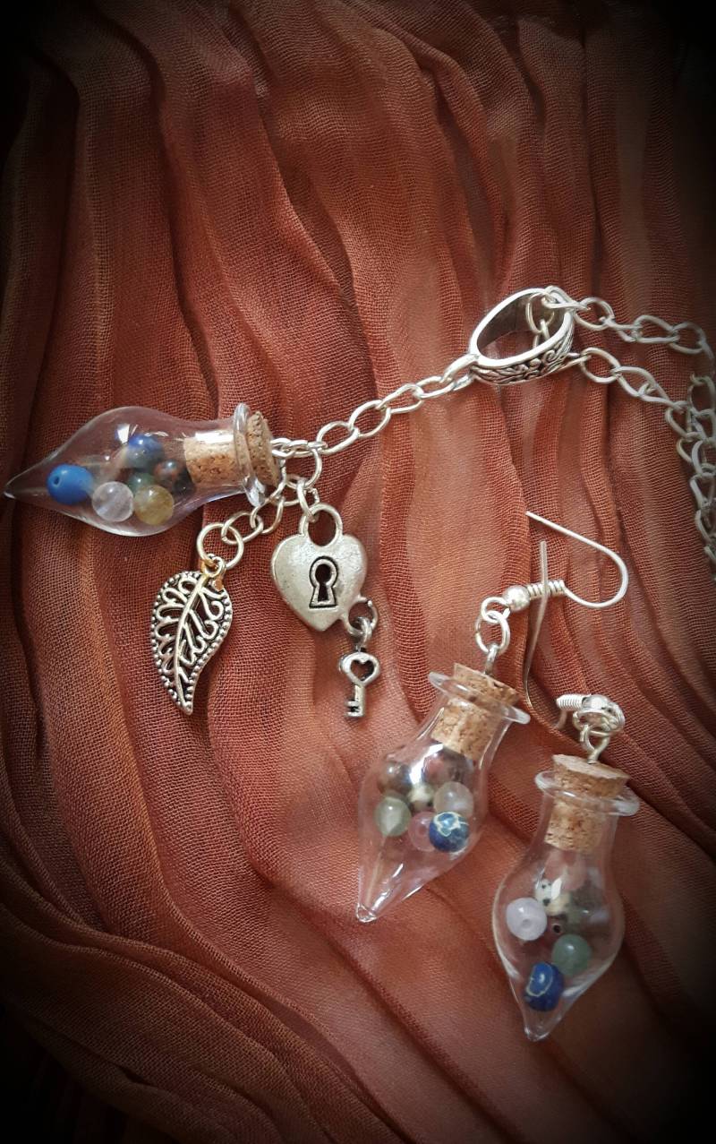 Miniatur-Glas-Flasche-Anhänger Und Ohrringe Mit Edelsteinen Miniatur-Glas-Flasche-Anhänger Und Ohrringe Mit Edelsteinen von JonnasMagicalRealms