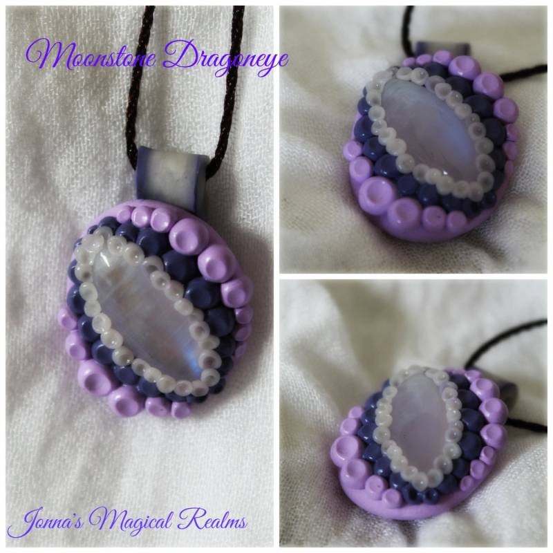 Regenbogen Mondstein Und Polymer Clay Drachenauge Anhänger Regenbogen Mondstein Und Polymer Clay Drachenauge Anhänger von JonnasMagicalRealms