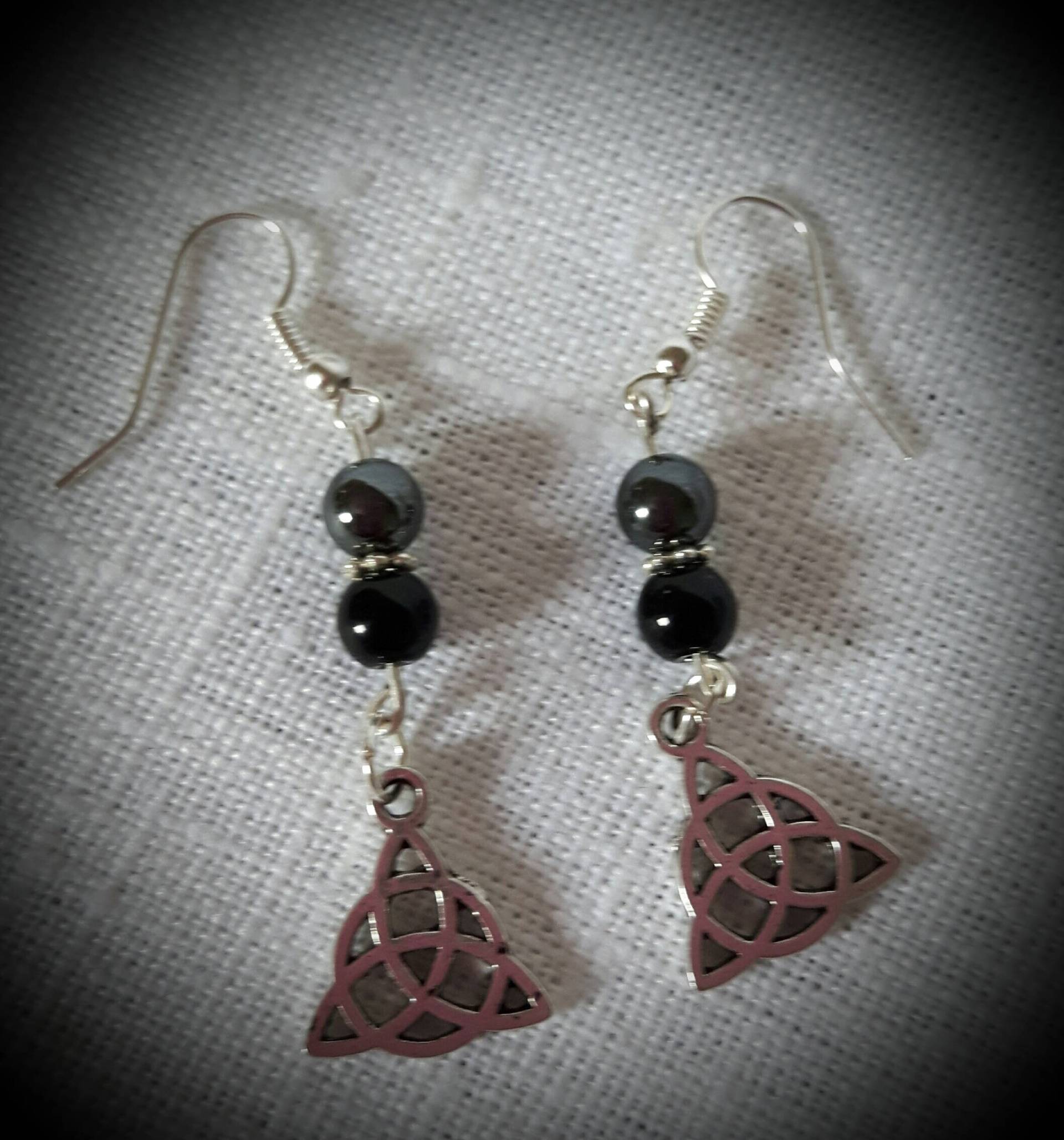 Triquetra-Ohrringe Mit Obsidian Und Hämatit Triquetra-Ohrringe Mit Obsidian Und Hämatit von JonnasMagicalRealms