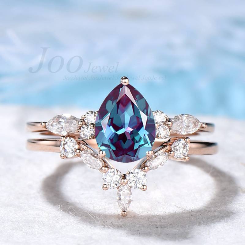 Birnenförmig Juni Birthstone Alexandrit Ring-Set Vintage Sterling Silber Farbwechsel Verlobungsring Kurve Ehering von JooJewel