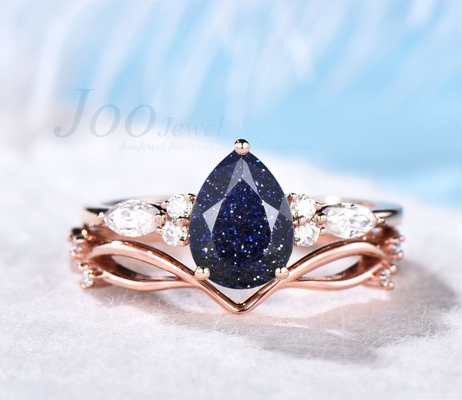 Birnenförmiger Blauer Goldstein Ring Vintage Blau Sandstein Verlobungsring Set 14K Rose Gold Marquise Cut Moissanit Ehering Für Frauen von JooJewel