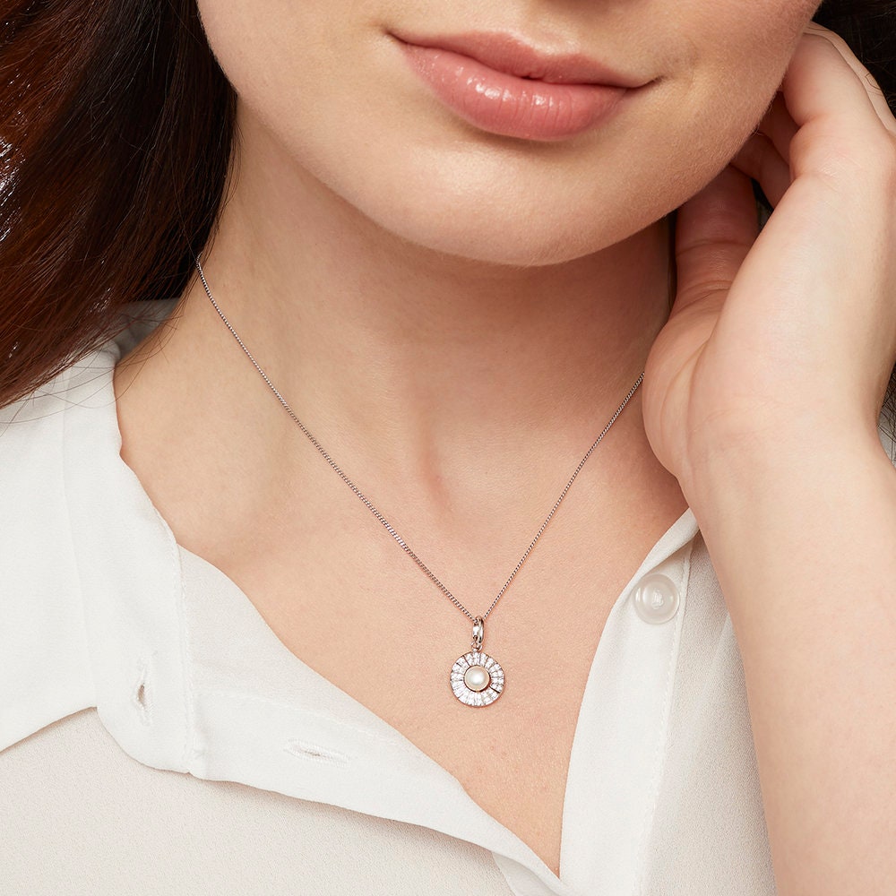 Edelstein Art-Deco-Perlenhalskette, Sterlingsilber Süßwasser Halo-Perlen-Anhänger-Halskette Mit Zirkonia Steinen von JoolsByJennyBrownCo