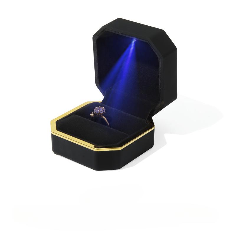 1 Stück LED Schmuck Ringbox Luxus Halskette Anhänger Geschenke Display Mit Licht Für Antrag Verlobung Hochzeit Etui schwarz von Joom DACH