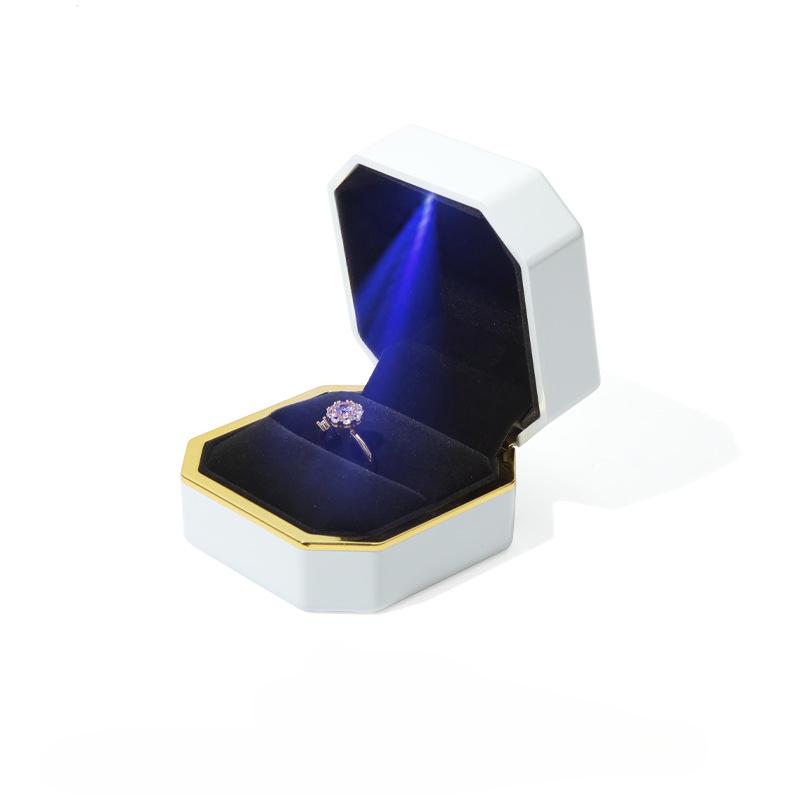 1 Stück LED Schmuck Ringbox Luxus Halskette Anhänger Geschenke Display Mit Licht Für Antrag Verlobung Hochzeit Etui weiß von Joom DACH