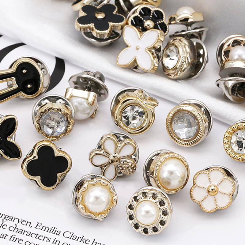 10 Stücke Freies Nähen Perle Strass Knopf Brosche Verhindern Unbeabsichtigte Exposition Tasten Broschen Pins Abzeichen Manschettenknöpfe Hemd Knopf von Joom DACH
