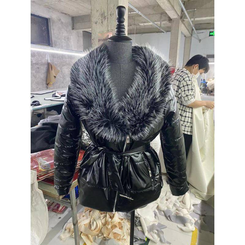 2024 Herbst/Winter Damen Kurzer Daunen-Baumwollmantel mit glänzendem Pelzkragen und Gürtel 5XL schwarz von Joom DACH