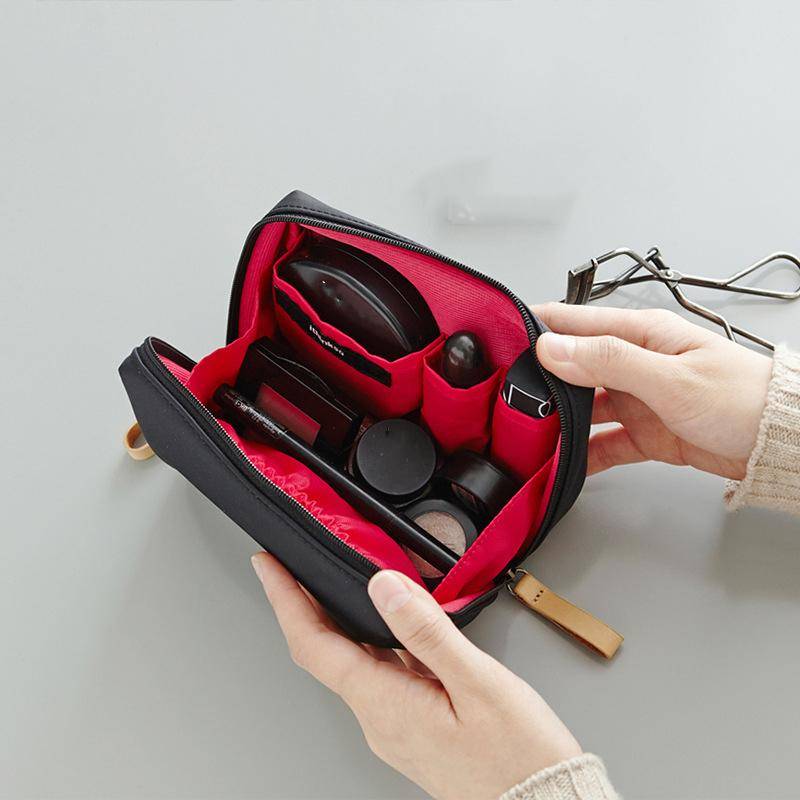 2025 Neue Damen Kosmetiktasche Einfarbig Koreanischer Stil Make-up Tasche Beutel Toilettentasche Wasserdichter Make-up Organizer Koffer Luxustasche 16*10*7cm rot von Joom DACH