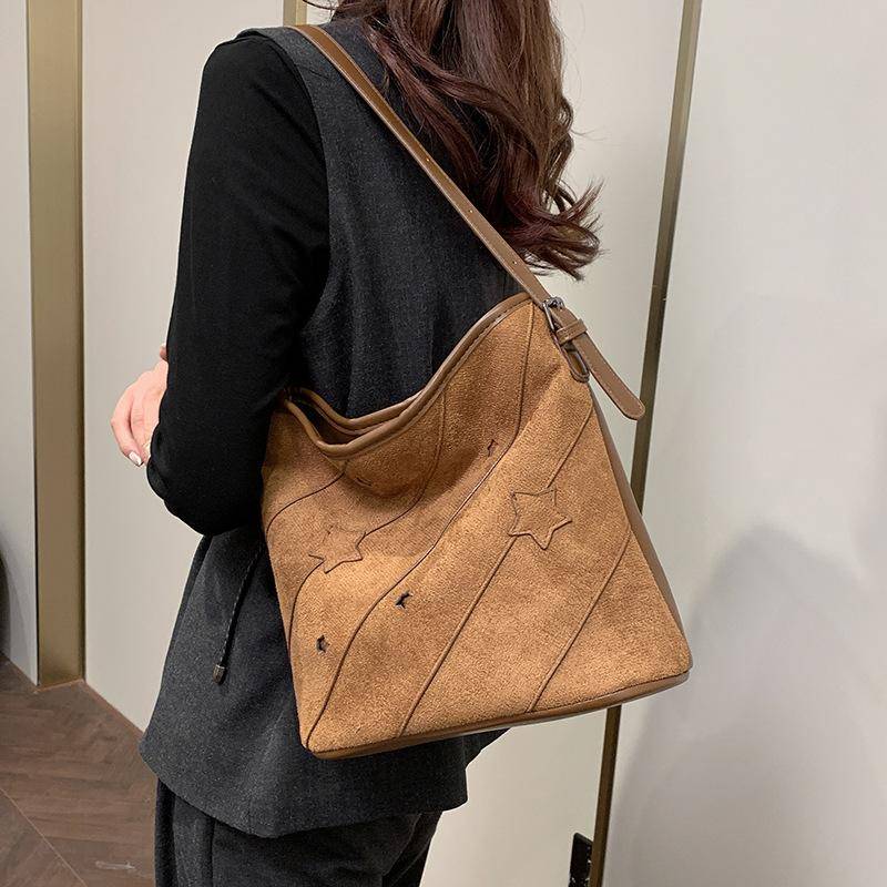 2025 neuer Modetrend Schultertasche große Kapazität Freizeit weiche Tasche Splicing-Serien-Design Schulter-Umhängetasche 31*13*26 khaki von Joom DACH
