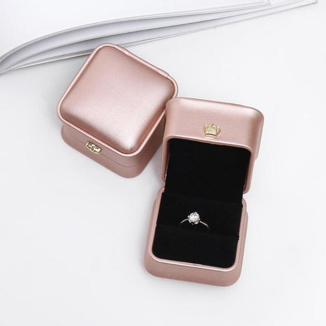 5,8 x 5,8 x 4 cm Schmuckschatulle Pu-Leder Ring Ohrringhalter Verpackung Etui Geschenk Ehering Box Schmuck Aufbewahrung Organizer Sarg von Joom DACH