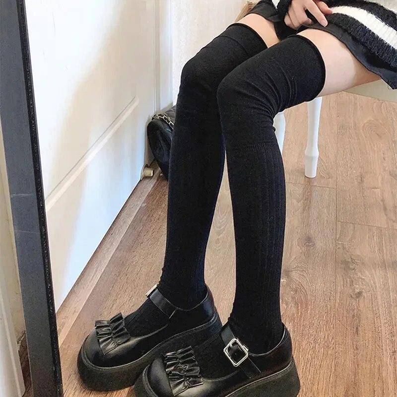 5 Farben Oberschenkelhohe Strümpfe Damen Overknee Lange Socken Warme gestrickte Stiefelsocken Beinwärmer Japanische JK-Baumwolle Hohe Röhrenleggings One size schwarz von Joom DACH