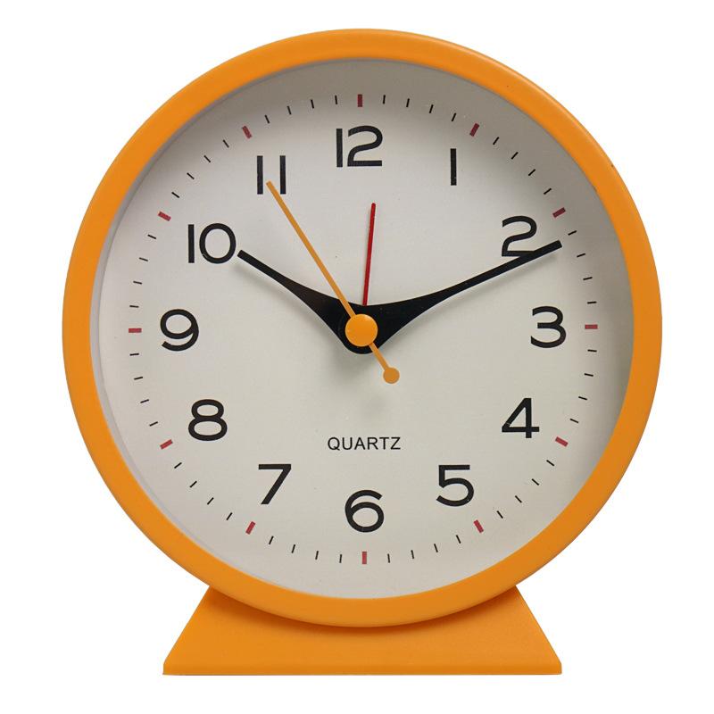 Analoger Retro-Wecker aus Metall mit Schlummerfunktion, geräuschlos, kein Ticken, Schreibtischuhr mit Nachtlicht, Tischuhr für Kinderzimmer orange von Joom DACH