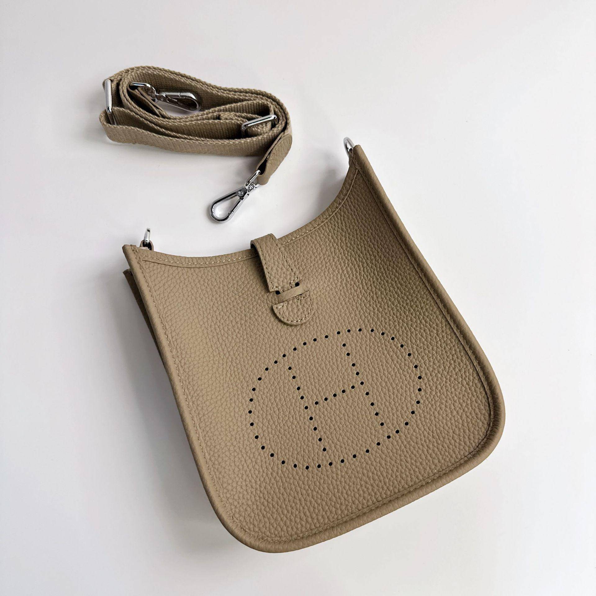 Aomen Bao Damen Echtleder Schultertasche High-End-Sinn Rindsleder Tragetasche H-Schnalle Hohlweben Einzelfach-Tasche 30x11x28cm hellgrau von Joom DACH