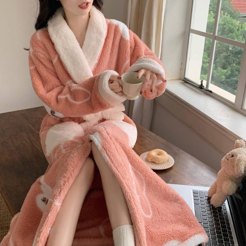 Bedruckte Bademäntel Bademäntel Verdickter Flanell Nachtwäsche Damen Herbst Winter Wärme Koreanische Version Schlichtes Langarm Nachthemd 2XL von Joom DACH