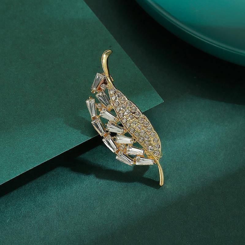 Blattbrosche Leichter Luxus High-End Damen Strassnadel Elegant Design Sinn Mantel Pullover Korsage Accessoire von Joom DACH