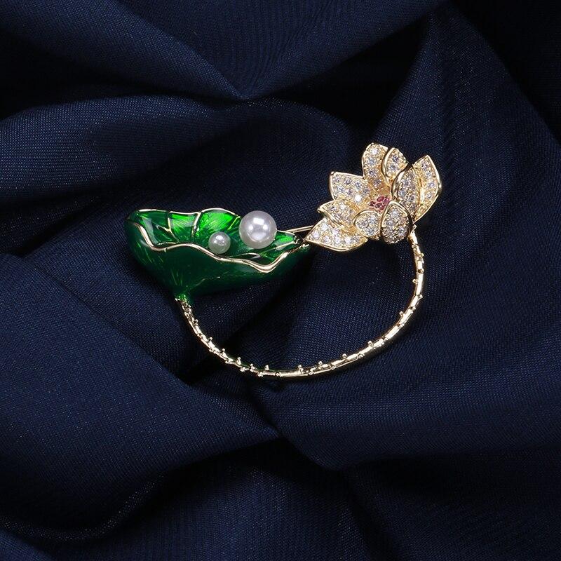 Blucome Lotusblume und Lotusblatt Form Brosche Goldfarben Emaille Schmucknadeln Mädchen Jungen Geschenke Schal Hut Accessoires grün von Joom DACH