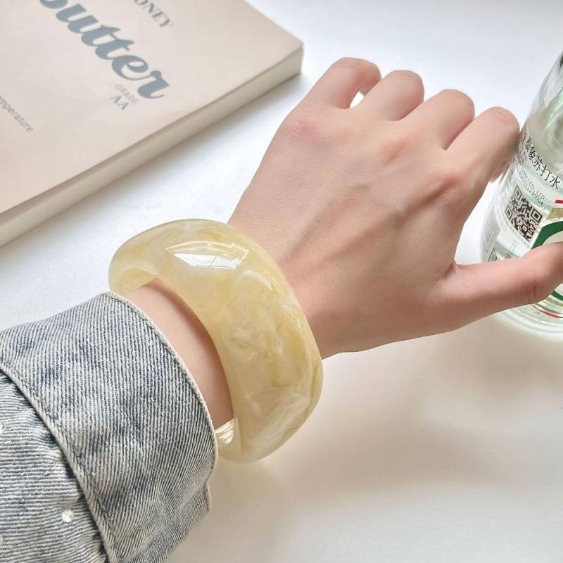 Böhmische Acryl Armreif glänzend transparent Hand Ring einfache unregelmäßige breite Armband Mädchen beige von Joom DACH