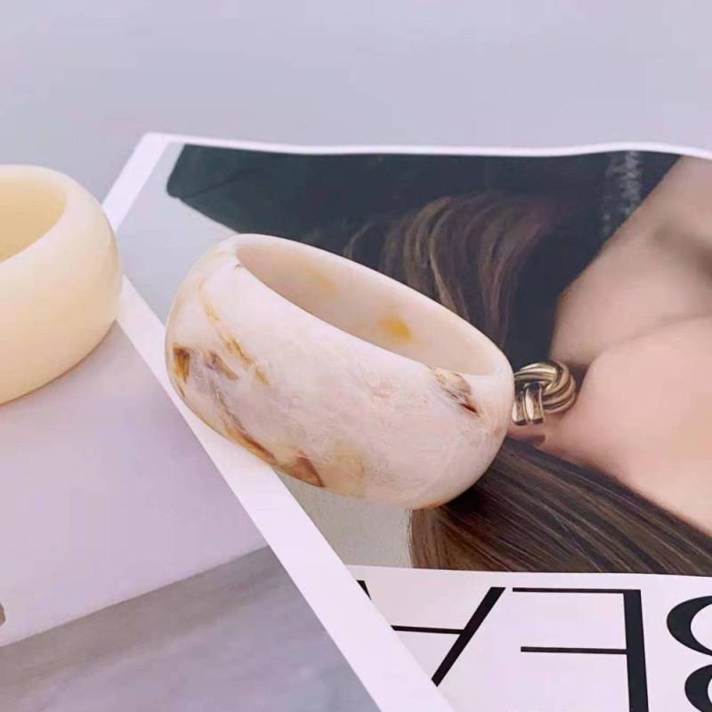 Bohemian Jelly Color Wide Bracelet Shiny Retro  Hand Ring Exaggerated Acrylic Open Bangle  Girls weiß/kaffeebraun von Joom DACH