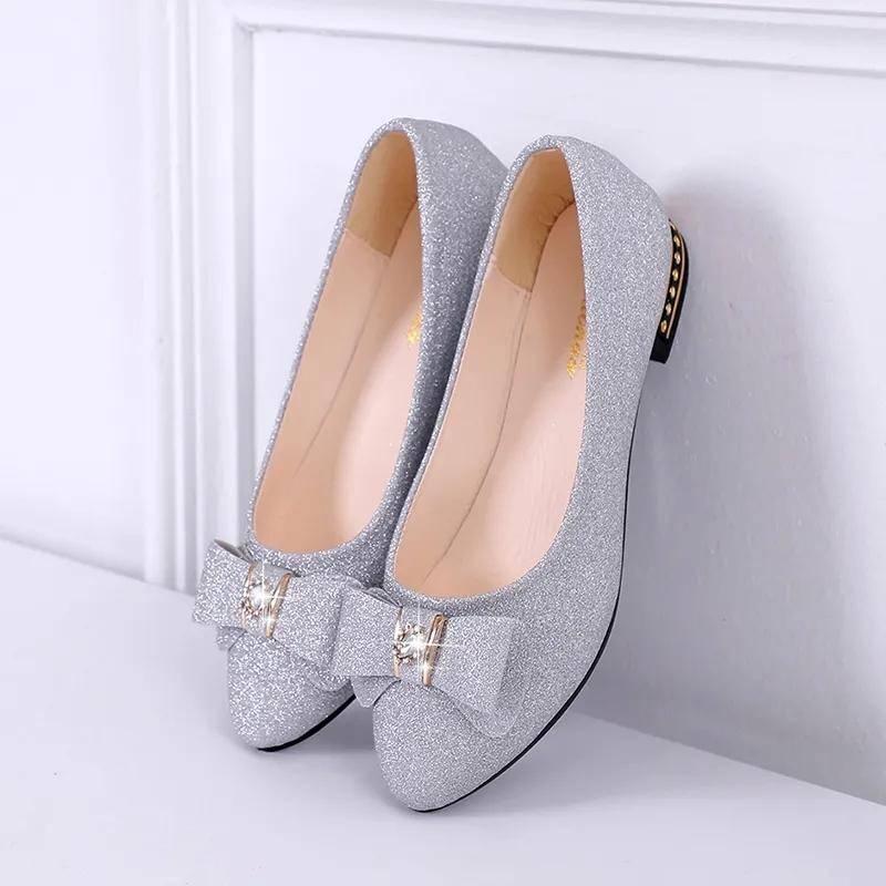 Bolingbuling Spitz zulaufende, niedrige Einzelschuhe mit süßer Schleife, flacher Slipper, dicker Absatz, Arbeitsschuhe für Damen, Frühling und Sommer 36 silber Bolingbuling Spitz zulaufende, niedrige Einzelschuhe mit süßer Schleife, flacher Slipper, dicker Absatz, Arbeitsschuhe für Damen, Frühling und Sommer 36 silber von Joom DACH