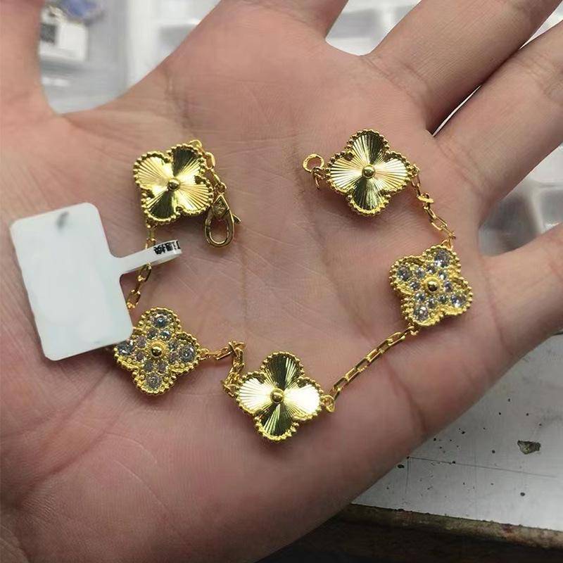 Boutique Vierblättriges Kleeblatt Fünf Blumen Armband 18K Leichter Luxus Ins Design Mode Exquisit Vielseitig Herren- und Damenmodelle Armband Boutique Bracelet Boutique Vierblättriges Kleeblatt Fünf Blumen Armband 18K Leichter Luxus Ins Design Mode Exquisit Vielseitig Herren- und Damenmodelle Armband Boutique Bracelet von Joom DACH