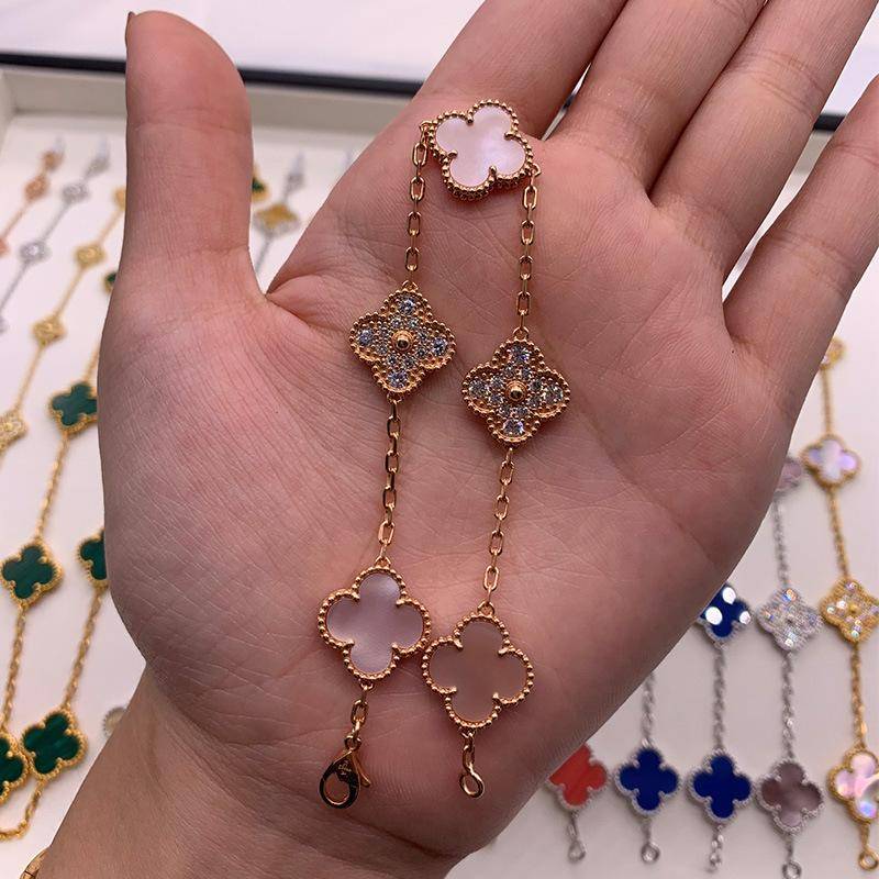 Boutique Vierblättriges Kleeblatt Fünf Blumen Armband 18K Leichter Luxus Ins Design Mode Exquisit Vielseitig Herren- und Damenmodelle Armband Boutique Bracelet von Joom DACH