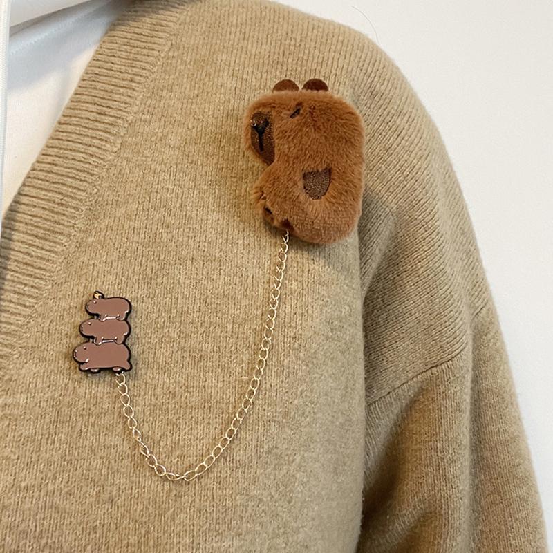 Cartoon Plüsch Capybara Corsage Niedlichen Tier Abzeichen Persönlichkeit Brosche Kleidung Rucksack Pins Dekor Für Mädchen Kinder Geschenk von Joom DACH