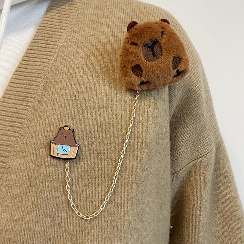 Cartoon Plüsch Capybara Corsage Niedlichen Tier Abzeichen Persönlichkeit Brosche Kleidung Rucksack Pins Dekor Für Mädchen Kinder Geschenk von Joom DACH