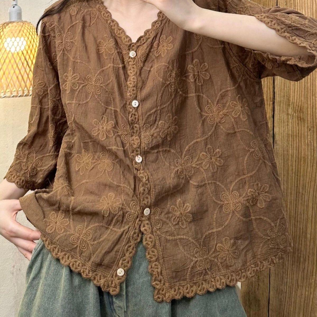 Damen Baumwollhemden Sommer Mori Girl Stil Folrale Stickerei Locker V-Ausschnitt Kragen Einreihig Weiblich Tide Tops Wild One Size kaffeebraun von Joom DACH